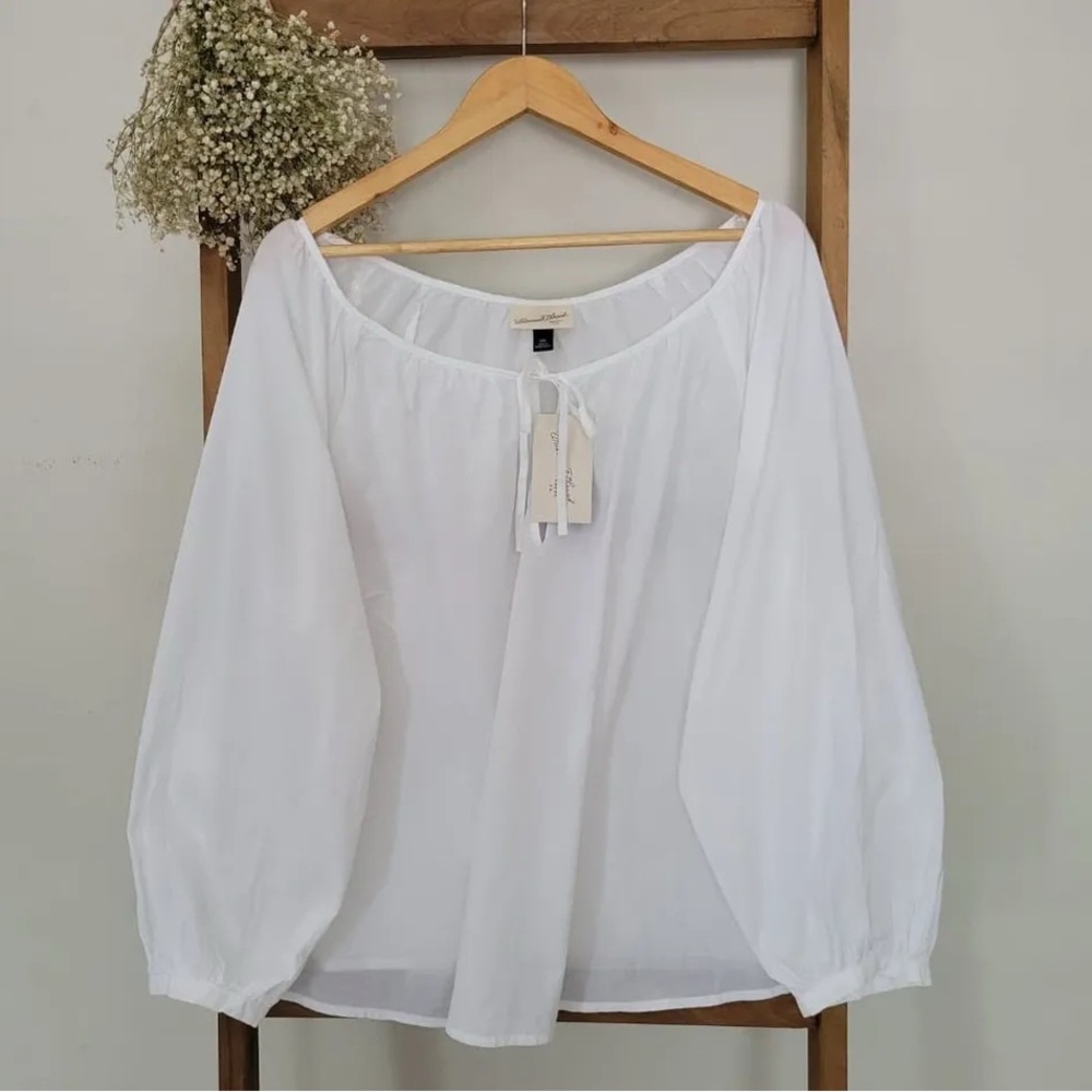 Universal Thread Elegant White Women's Top ballon sleeves size XL. New with tags